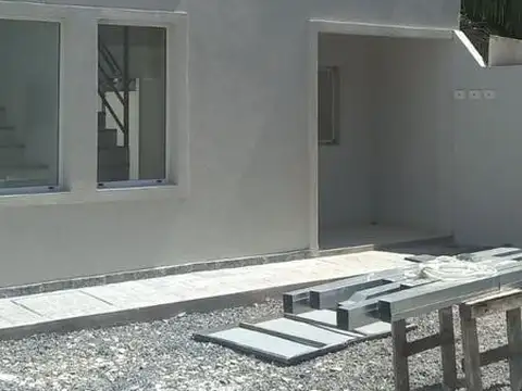 Dúplex en venta - 2 dormitorios 1 baño - cochera - 83mts2 - Los Hornos, La Plata