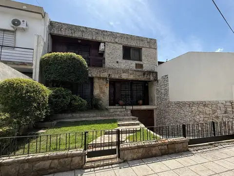 Casa 4 dormitorios. Excelente estado. Jardín con pileta. Garaje 2 autos