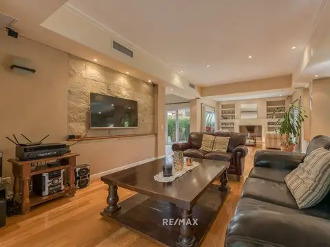 Casa 5 ambientes con 4 baños