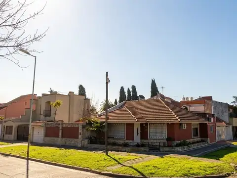 Excelente Chalet 5 Amb. c/ Piscina e Quincho - Castro Barros 900, Banfield