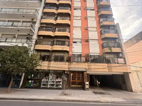 Departamento 1 dormitorio con cochera y Baulera