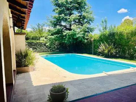 Casa en Venta con 2 cocheras