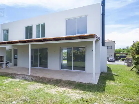 Casa 5 ambientes con 3 baños