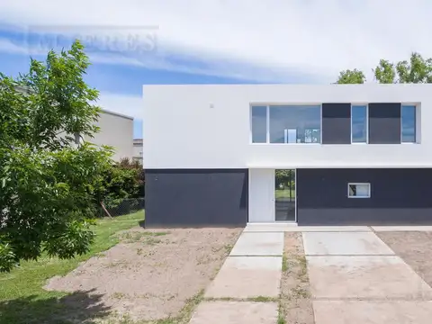 Casa Moderna en Venta sobre lote Interno en Barbarita, Bancalari.