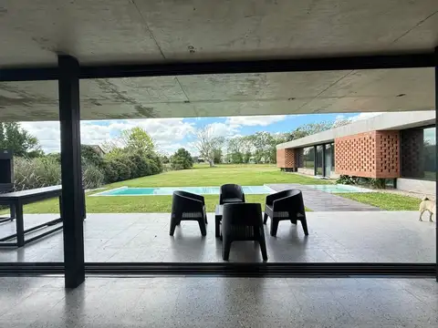 En venta casa 5 ambientes. Haras San Pablo.