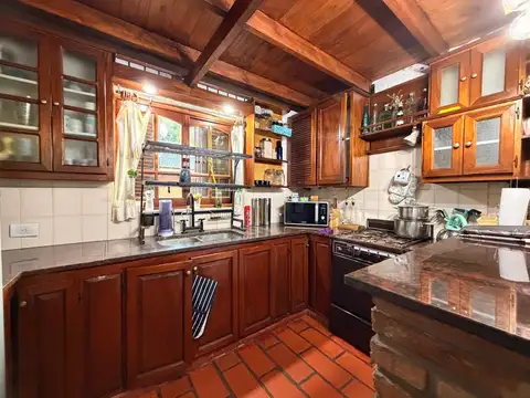 Casa sobre lote central en CC Larena