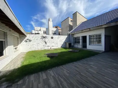 Casa en Lomas Del Mirador, multifamiliar, dos casas de 2 ambientes, patio, jardin, parrilla