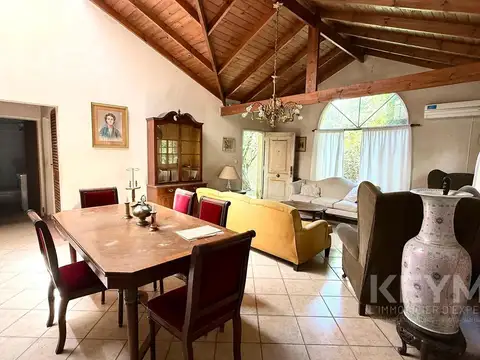 Casa en Venta con 3 cocheras