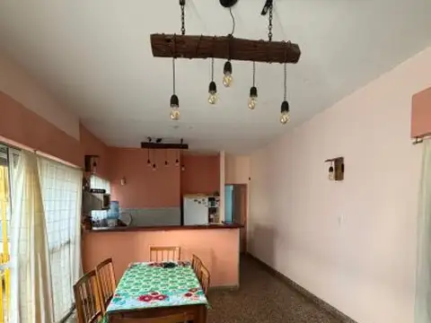 Casa 8 ambientes con 2 baños