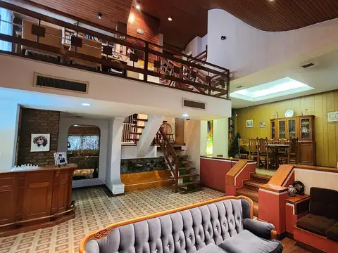 Casa de 5 Ambientes sobre Lote Propio con Doble Cochera | 302 m² Cubiertos | Saavedra