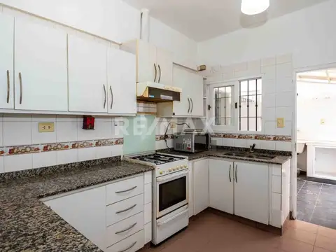 CASA EN ALQUILER ESTUDIO COCHERA TRES CERRITOS