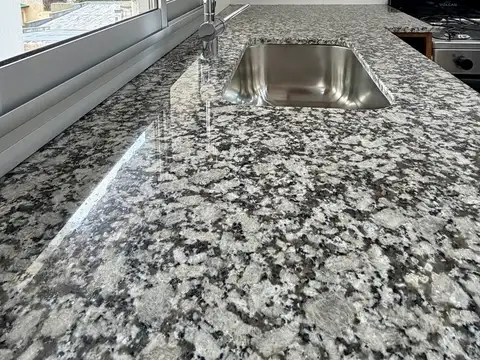 Departamento de 2 dormitorios en venta en La Plata sobre Calle 12 [Cod: 7450-242]