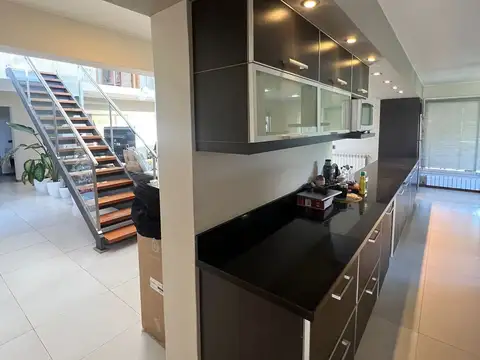 Casa 10 ambientes con 5 baños