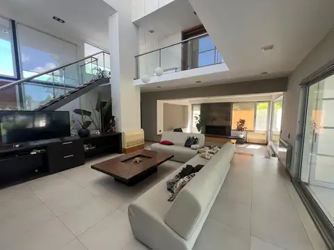 CASA EN VENTA CON GRAN PARQUE Y PILETA - FINCAS DEL SUR I -