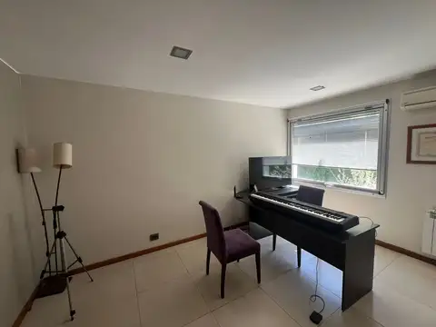 CASA EN VENTA CON GRAN PARQUE Y PILETA - FINCAS DEL SUR I -