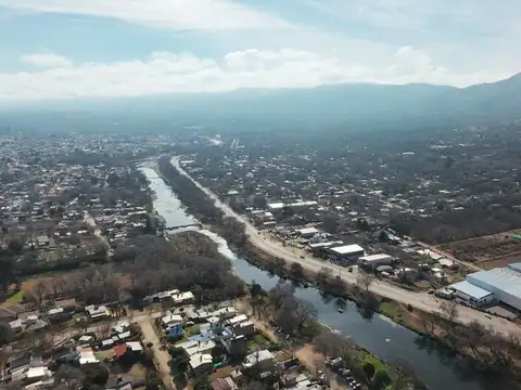VENTA LOCAL COSQUIN SOBRE AVENIDA CON CASA