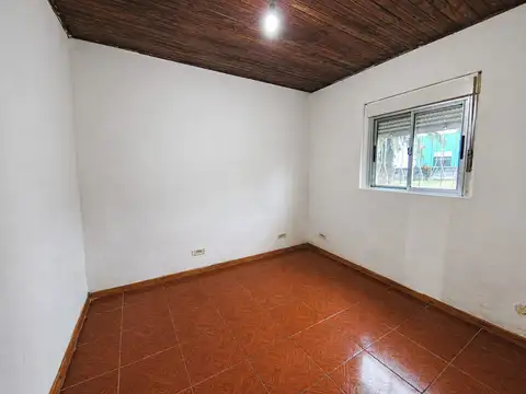 Casa 2 dormitorios, garaje y jardin.