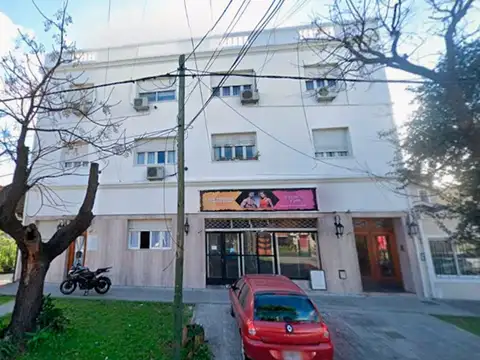 Local a metros de Av. Hipolito Irigoyen