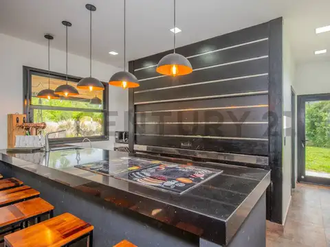VENTA Casa 6 ambientes con piscina quincho y jacuzzi | Barrio Cerrado La Cesarina, General Rodríguez