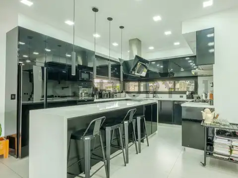 Casa en Venta con 4 cocheras