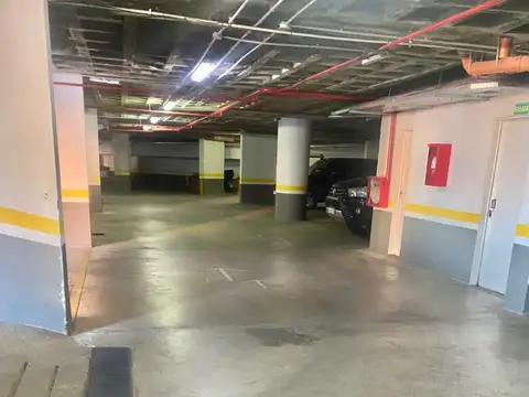 Cochera con seguridad 24 hs y control remoto