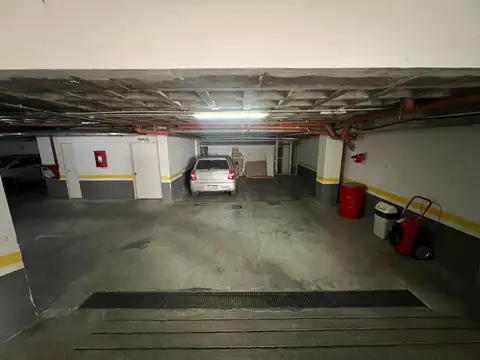 Cochera con seguridad 24 hs y control remoto