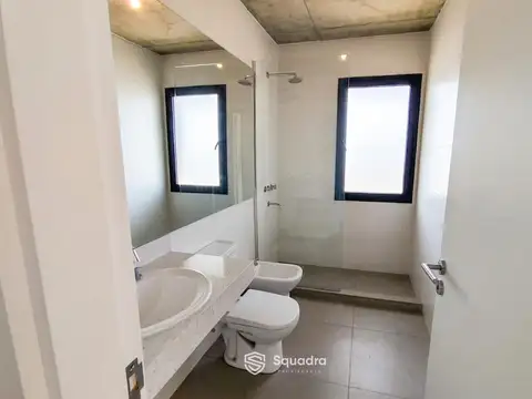 Casa en Alquiler con 2 cocheras