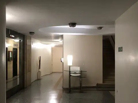 Dos ambientes, bien ubicado y piso alto.