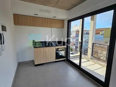 Monoambiente en alquiler, Villa Urquiza. Ideal para consultorio, centro de estética o vivienda. Balcón, a estrenar. Expensas bajas.