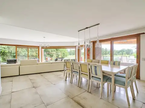 Casa 6 ambientes con 5 baños