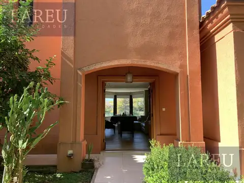 Casa en Venta con 4 cocheras