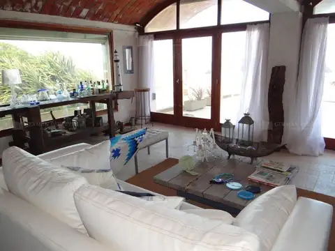 Casa 6 ambientes con 7 baños