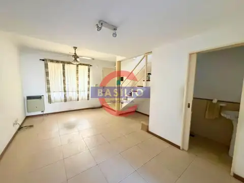 DÚPLEX EN VENTA 4 AMBIENTES EN CARAPACHAY CON JARDIN Y COCHERA