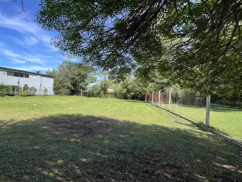 VENTA Dos galpones con casa de un dormitorio en terreno de 1300 m² Villa Elisa