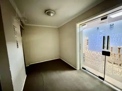 Oficina 8 ambientes con 2 baños