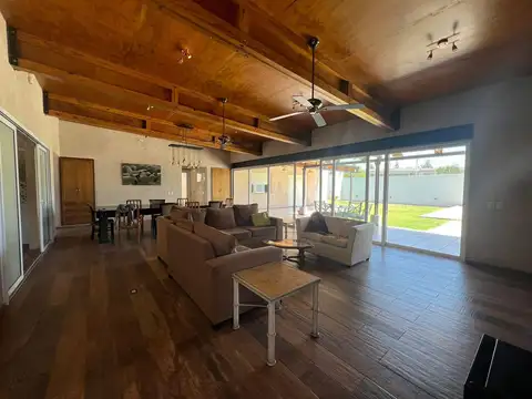 Casa en Venta con 1 cochera