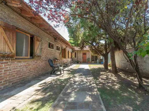 Casa 5 Amb con Pileta Cochera  en Loma Hermosa