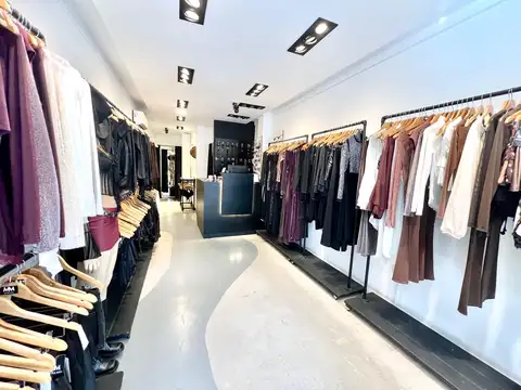 Martínez: Único Local en Calle Alvear. 3,5x10. Excelente Estado. La Mejor Vereda! Muy Linda Vidriera