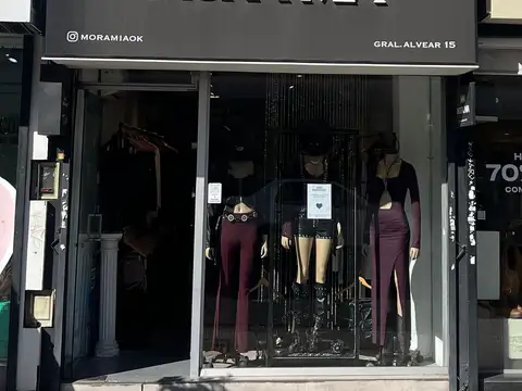 Martínez: Único Local en Calle Alvear. 3,5x10. Excelente Estado. La Mejor Vereda! Muy Linda Vidriera