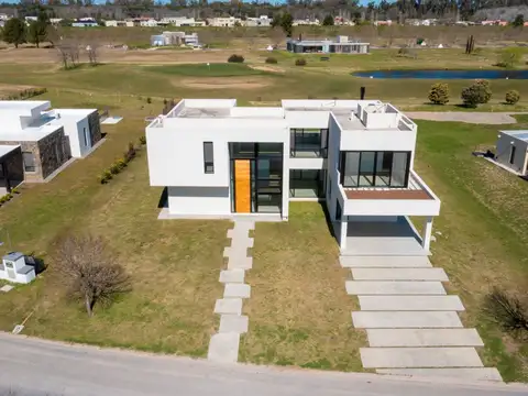 VENTA CASA 5 AMB BARRIO EVERLYNKS LUJAN PERMUTA