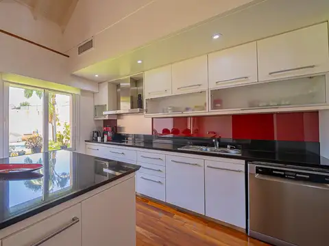 Casa 6 ambientes con 4 baños