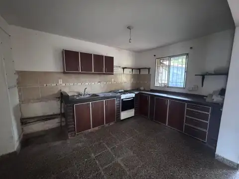 Casa 7 ambientes con 1 baño