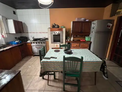 Casa 2 dormitorios en venta en La Plata cochera