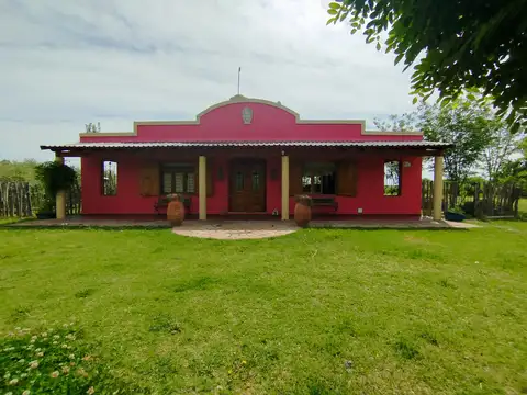 Complejo turístico en funcionamiento – 4 cabañas – 8.485 m² – Cuadro Nacional