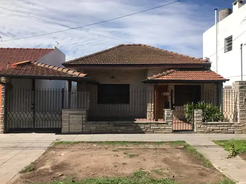 AMPLIA CASA 4 AMBIENTES, GARAGE, PATIO, TERRAZA 