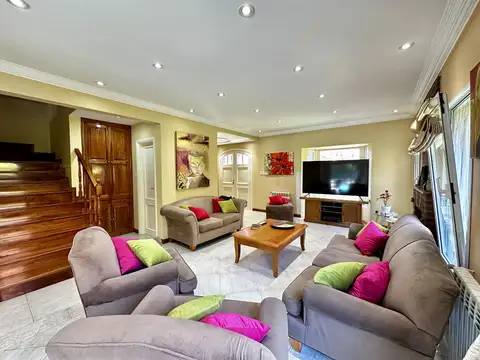 Casa en Venta con 2 cocheras