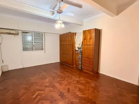 1 de Mayo 1000 - Departamento en alquiler de tres dormitorios con cochera y servicios incluidos.