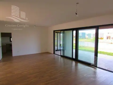 Venta - Casa 6/Seis Ambientes, a la laguna, Balcón, Jardín - Laguna Grande, Villanueva