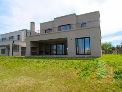Venta - Casa 6/Seis Ambientes, a la laguna, Balcón, Jardín - Laguna Grande, Villanueva