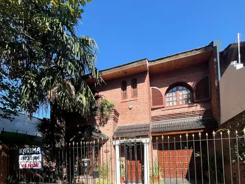 VERSALLES. LASCANO 6300. CASA DE CATEGORIA  4 AMB. CON COCHERA, PARRILLA Y PILETA
